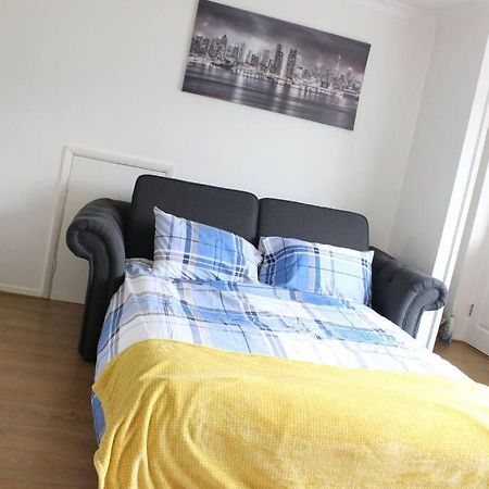 Private & Comfortable 2 Bedroom Home Away From Home Stanwell ภายนอก รูปภาพ