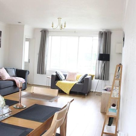Private & Comfortable 2 Bedroom Home Away From Home Stanwell ภายนอก รูปภาพ