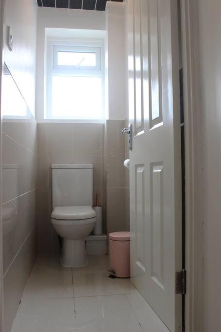 Private & Comfortable 2 Bedroom Home Away From Home Stanwell ภายนอก รูปภาพ