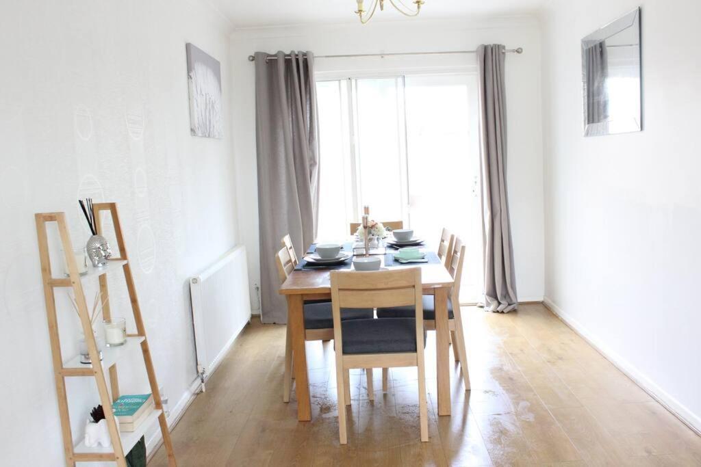 Private & Comfortable 2 Bedroom Home Away From Home Stanwell ภายนอก รูปภาพ
