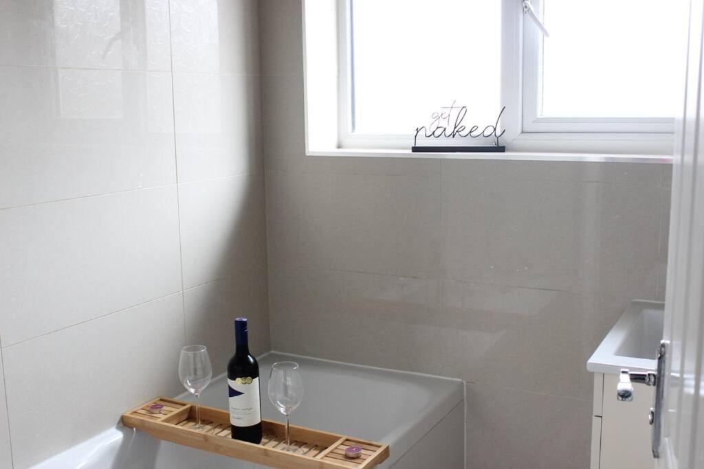 Private & Comfortable 2 Bedroom Home Away From Home Stanwell ภายนอก รูปภาพ