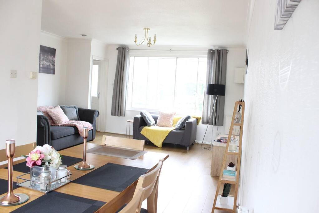 Private & Comfortable 2 Bedroom Home Away From Home Stanwell ภายนอก รูปภาพ